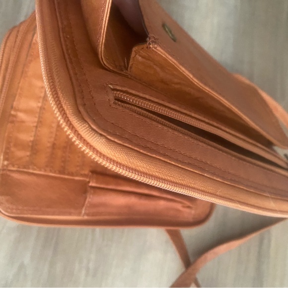 Never used leather wallet purse. Keep your cards, phone, sunglasses - Picture 10 of 14